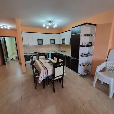 Edward House Vlorë